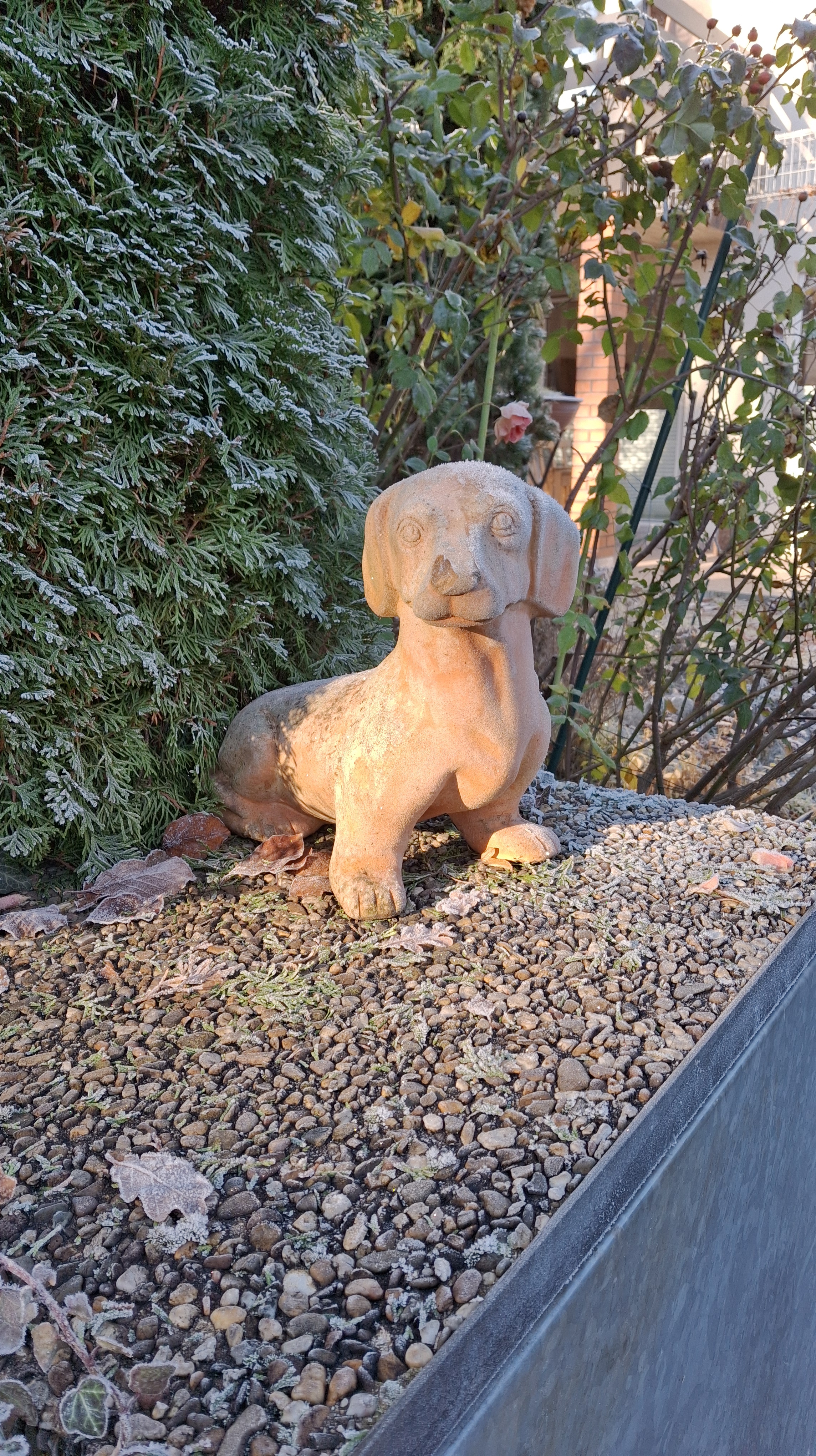 Hundestatue aus Terrakotta