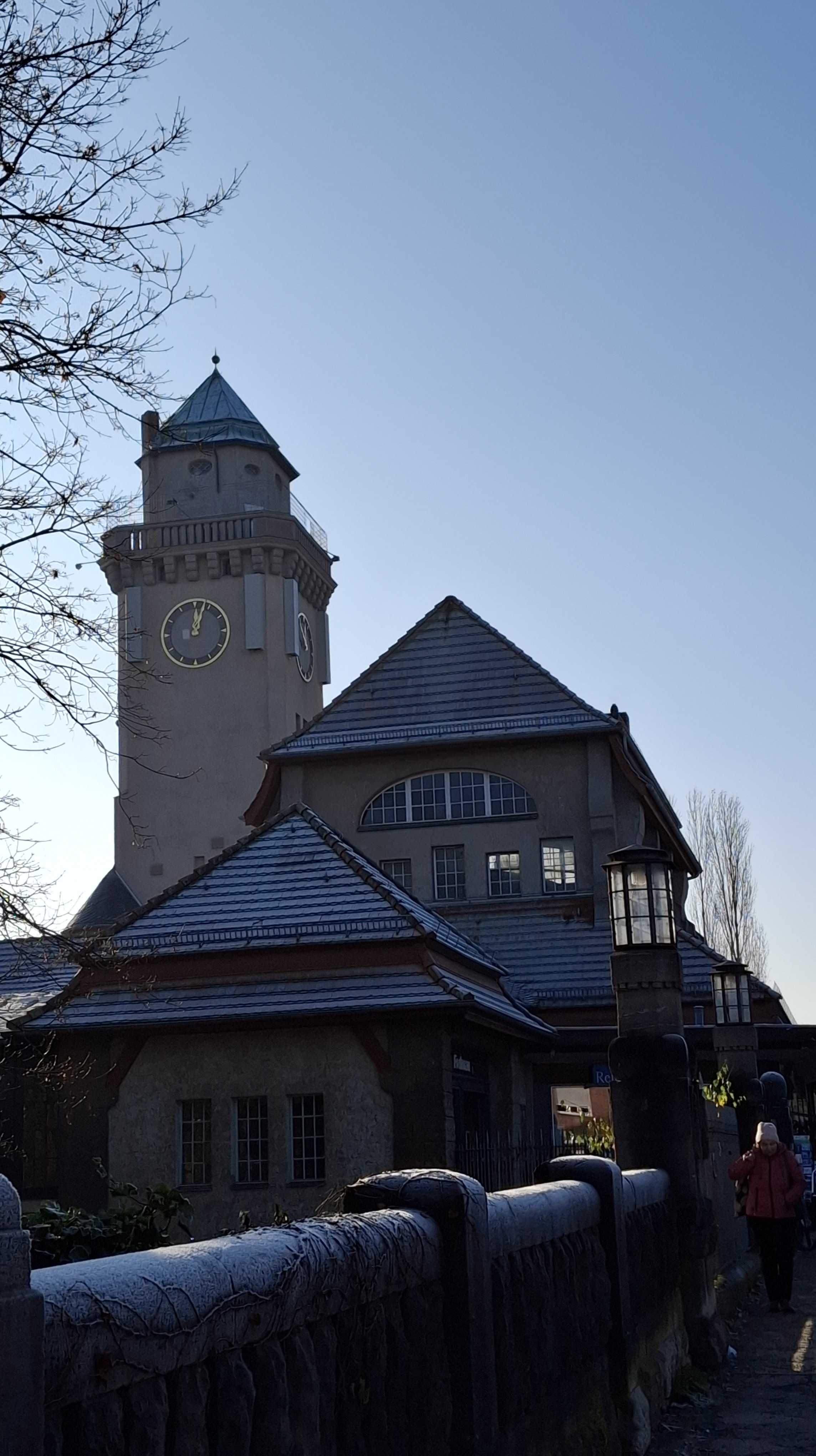 Der Turm mit Turmuhr am S-Bahnhof Frohnau 