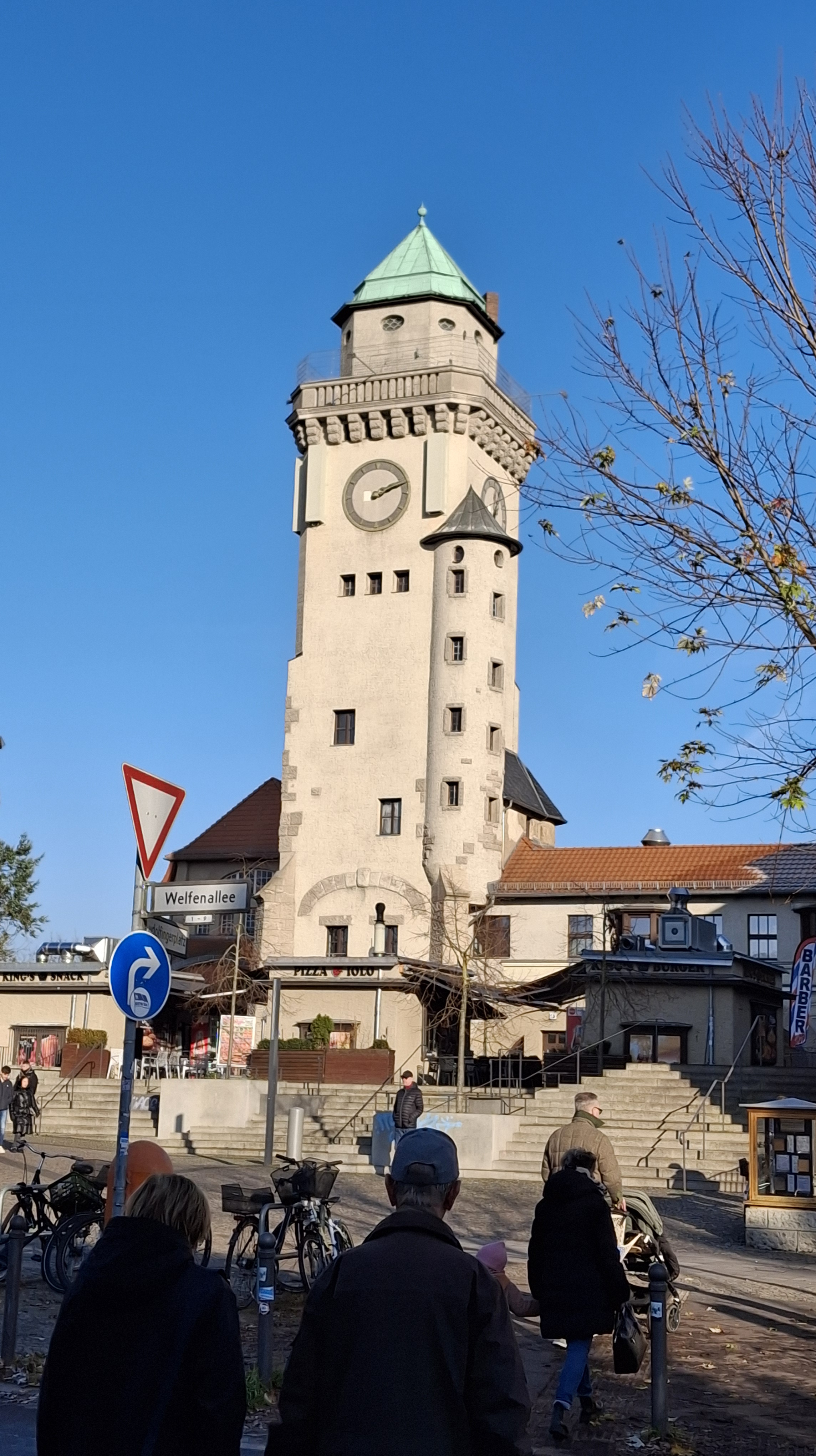 Der Turm mit Turmuhr am S-Bahnhof Frohnau 